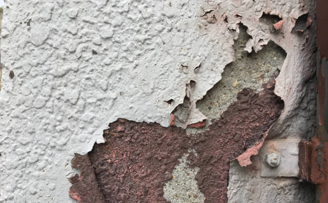 外壁に塗装剥がれやひび割れがあるけどこのままで大丈夫？？ 