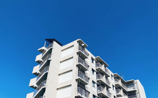 集合住宅や施設などの大型の建物だから点検・調査に莫大な費用がかかってしまう。 